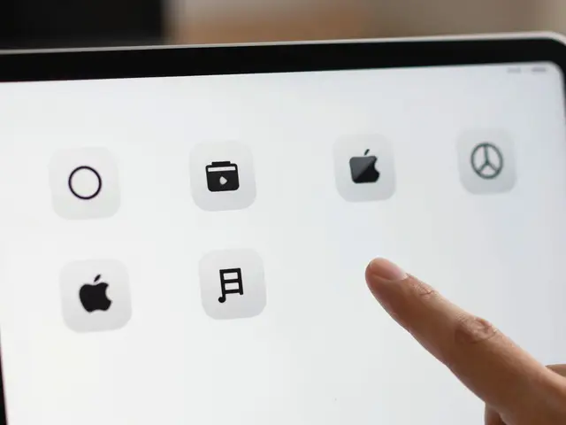 iPad Toolbar Design: Balancing Icon Density, Labels, and Discoverability