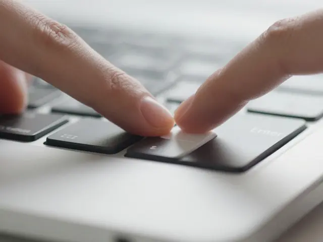 MacBook Keyboard and Trackpad: Designing Tactile Consistency Across Mac